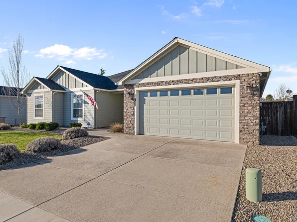 1043 Arrowhead Trl, Eagle Pt, OR 97524