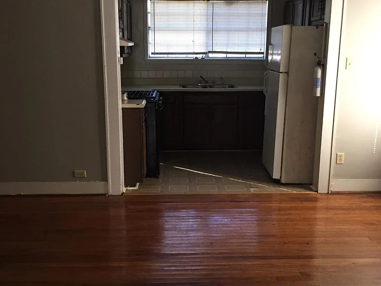 905 Center St — Photo 1