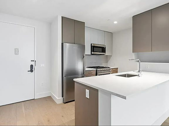 5th image of 92-27 160th St #2011