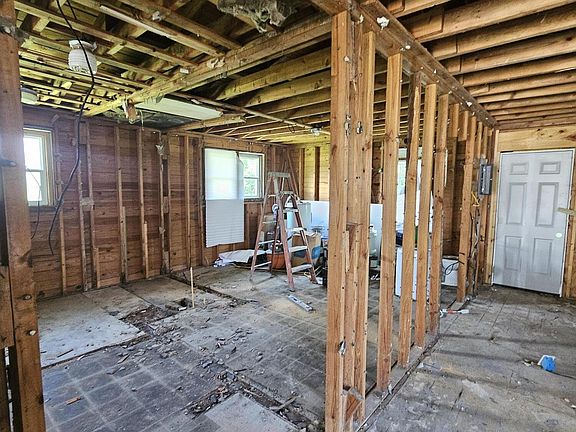 4th image of 1051 CENTER Street
