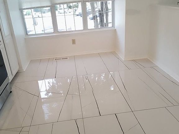 KITCHEN FLOOR W EAT IN AREA