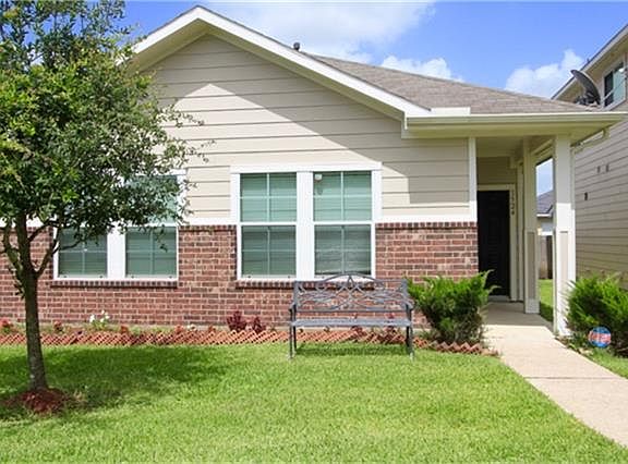 2nd image of 1524 Claremont Garden Cir