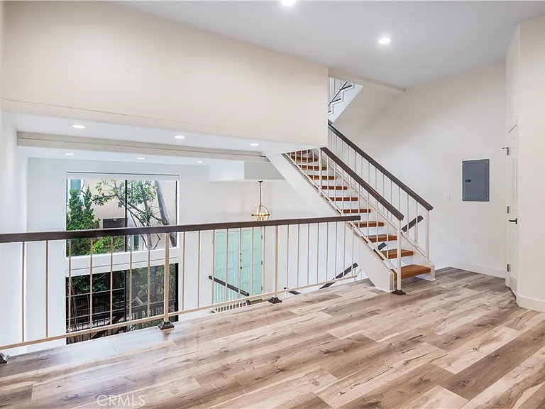 984 Granville Ave — Photo 8