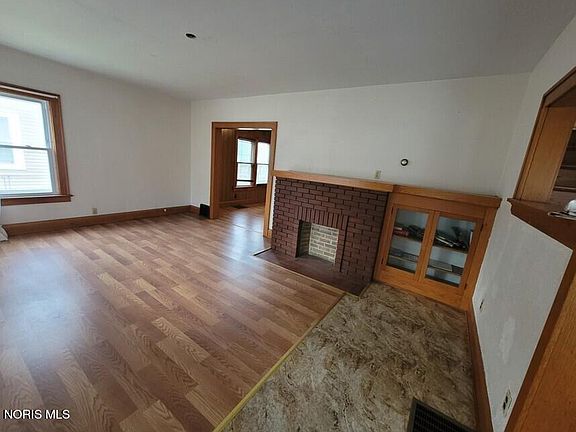 3rd image of 1128 Halstead St