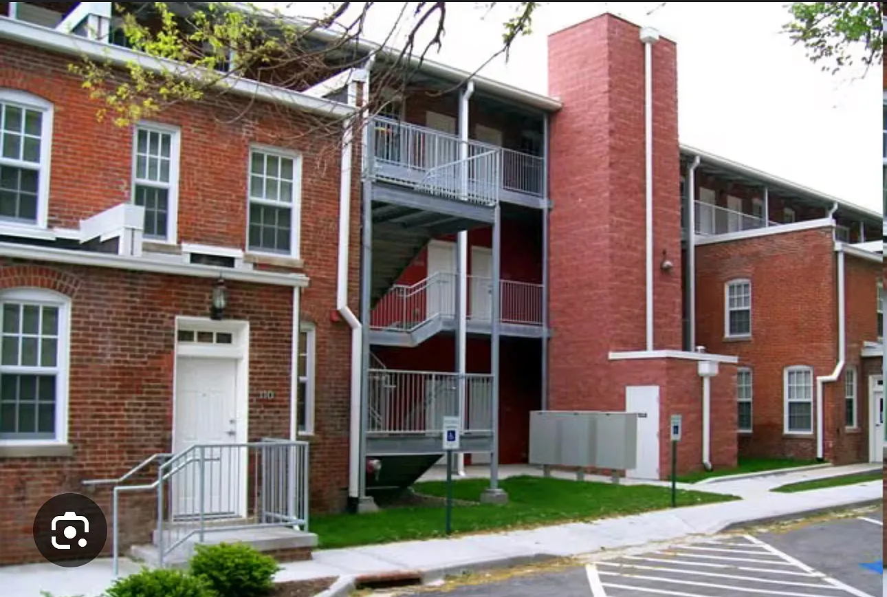 San Regis Apartments — Photo 2