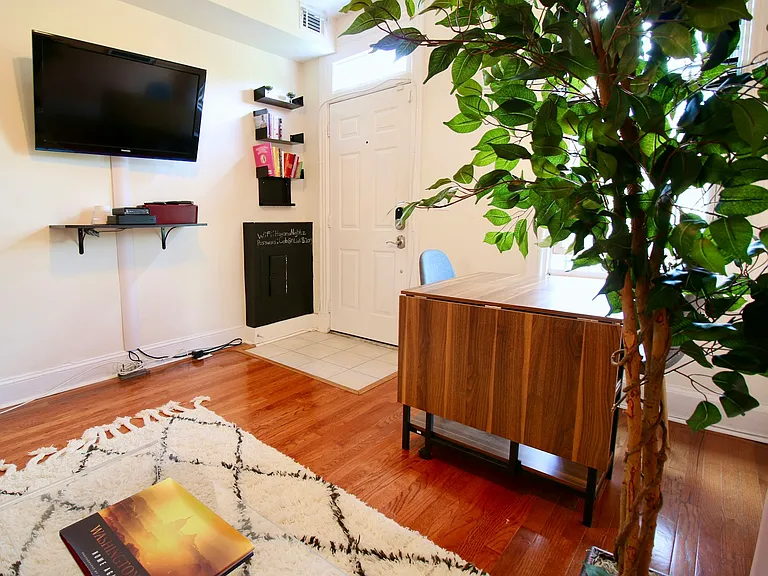 1423 E St NE #1 — Photo 6
