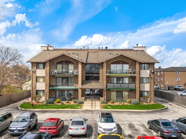 9051 S Roberts Rd APT 211, Hickory Hills, IL 60457
