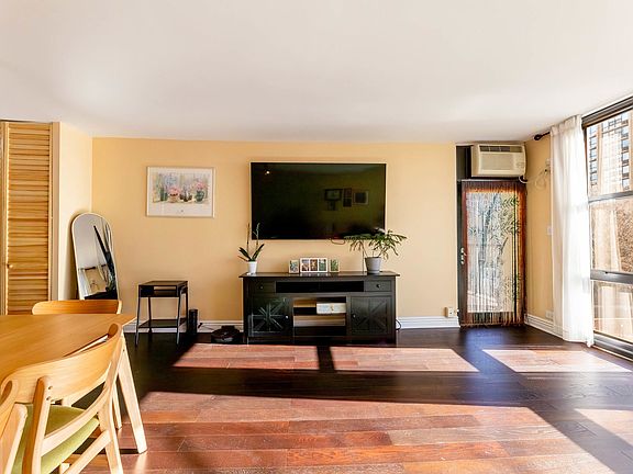4th image of 2605 S Indiana Ave Unit 308