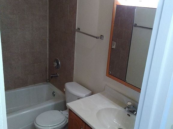 5th image of 875 Westmoreland Dr APT 7