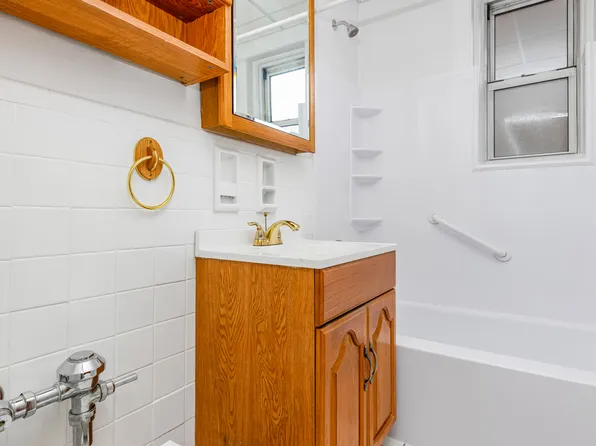 27-10 Parsons Boulevard image 10 of 11