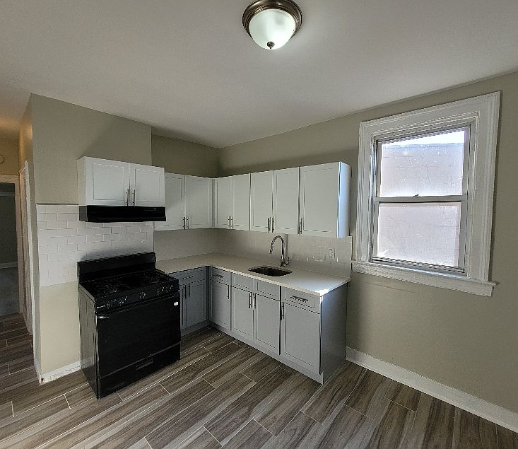 1st image of 429 S 6th St Floor 1