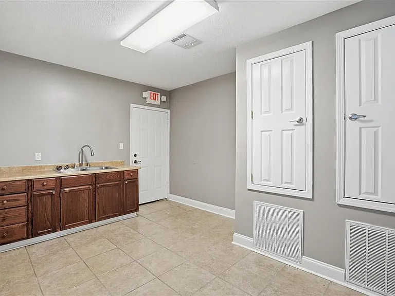 2412 Maplewood Dr #1 — Photo 9