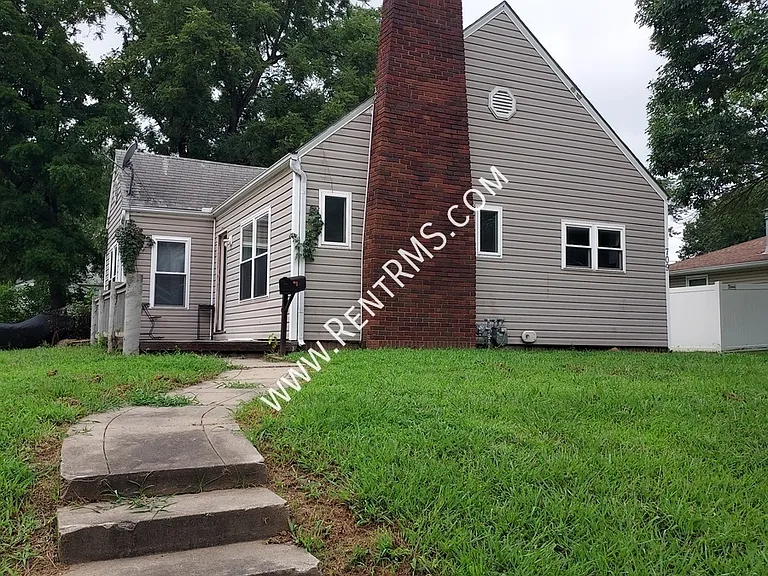 709 SW Medford Ave — Photo 1