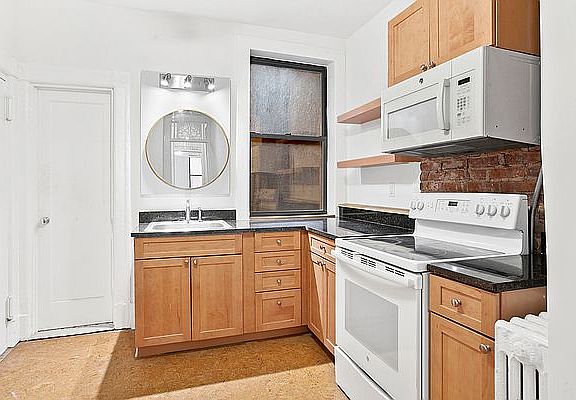 4th image of 348 E 9th St APT 8