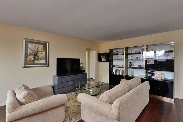 Sold by Century 21 Benjamin Realty | media 31
