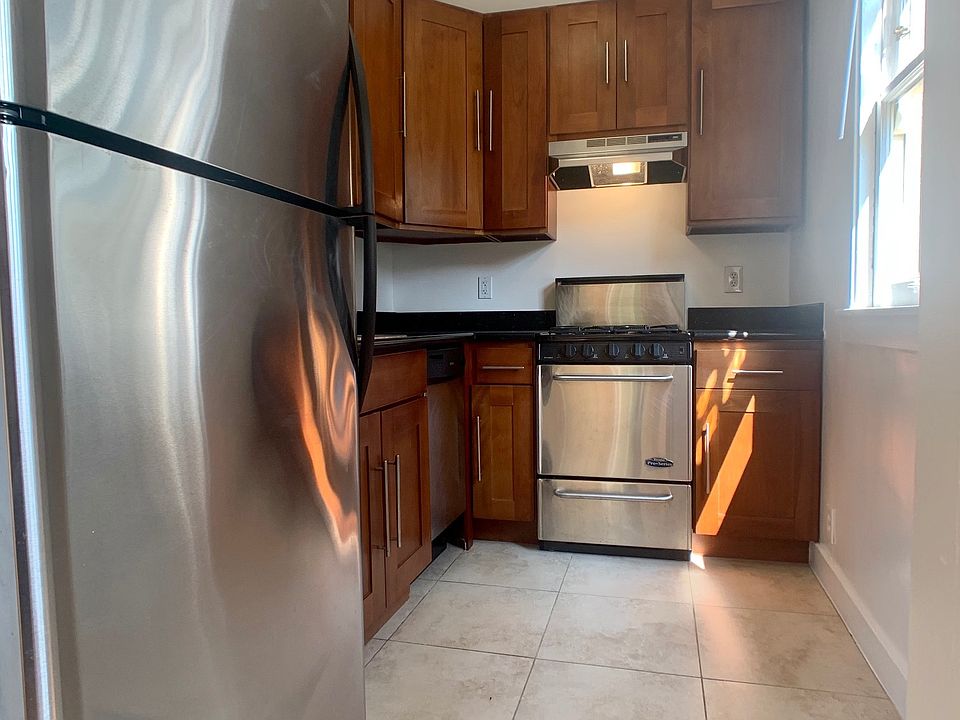 1st image of 230 Oak St APT 20