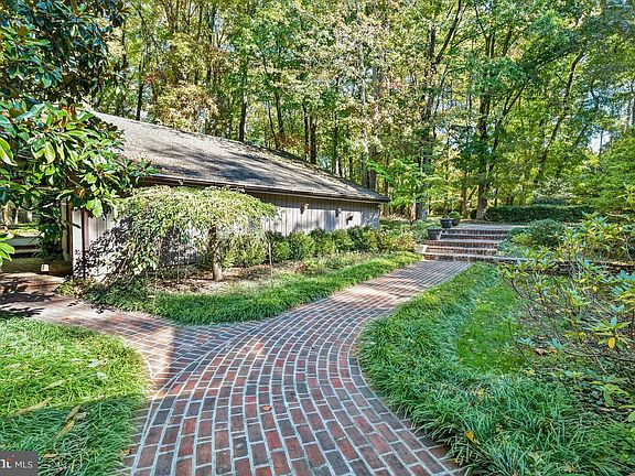 3rd image of 6 Carriage Rd