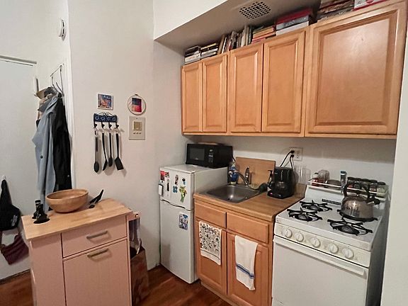 4th image of 216 W 78th St #3-D