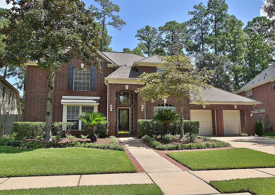 This stately home in the Prestigious neighborhood of Longwood is nestled against a green space of tall pines. Beyond that are fairways belonging to the Longwood Golf Course, so you have the best of both worlds: Privacy AND a golf course lot.