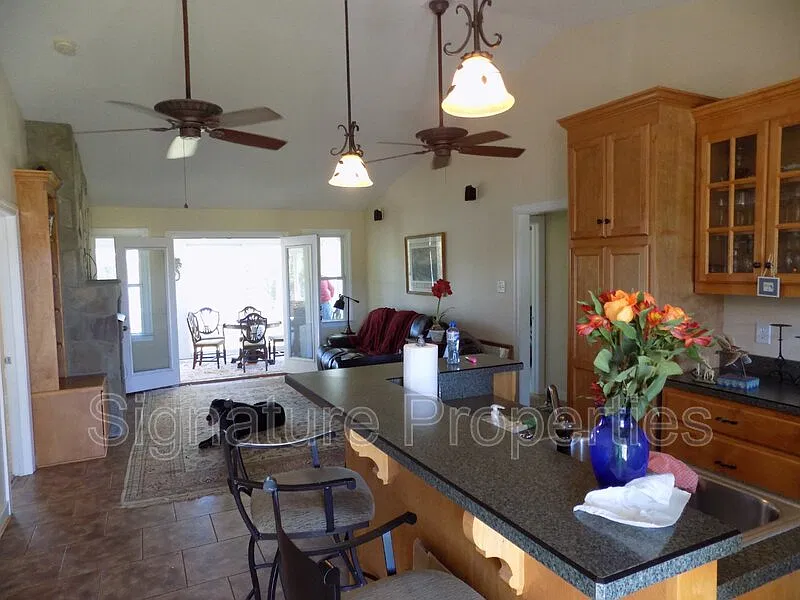 3 bed, 2.0 bath, 1500 sqft, $2,200 — Photo 3