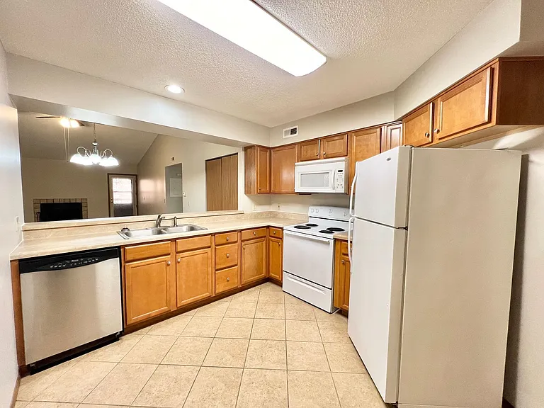 Oakridge Apartments — Photo 17