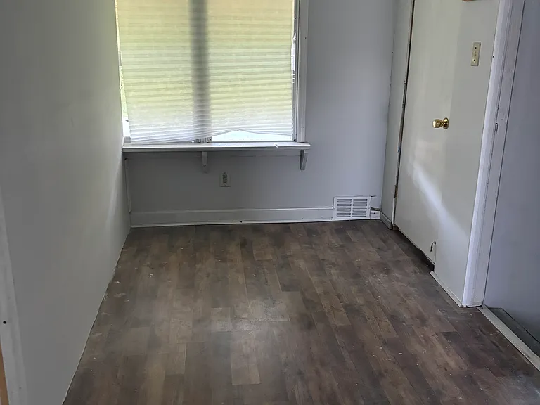 2111 E East Ln — Photo 21