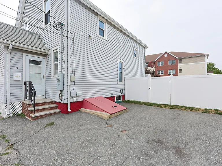 8 Tacoma St — Photo 3