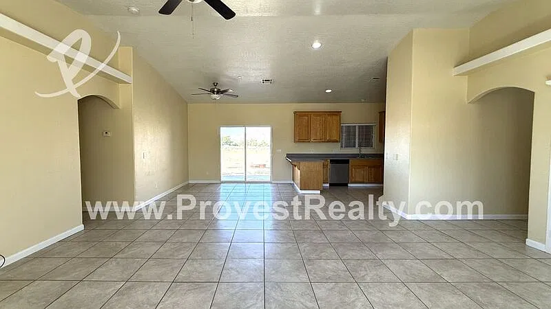 4 bed, 2.5 bath, 1856 sqft, $2,350 — Photo 4