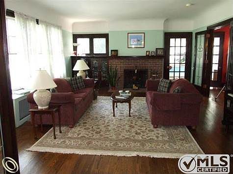 Living Room-_900.jpg