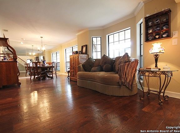 4th image of 310 Stonewood St