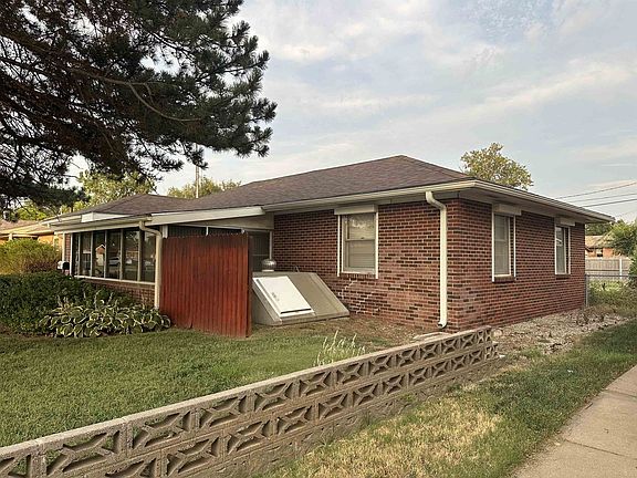 3rd image of 1212 Macarthur Rd