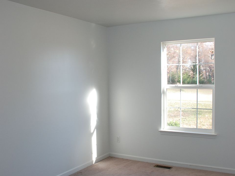 2nd image of 24 Hawthorne Hills Dr