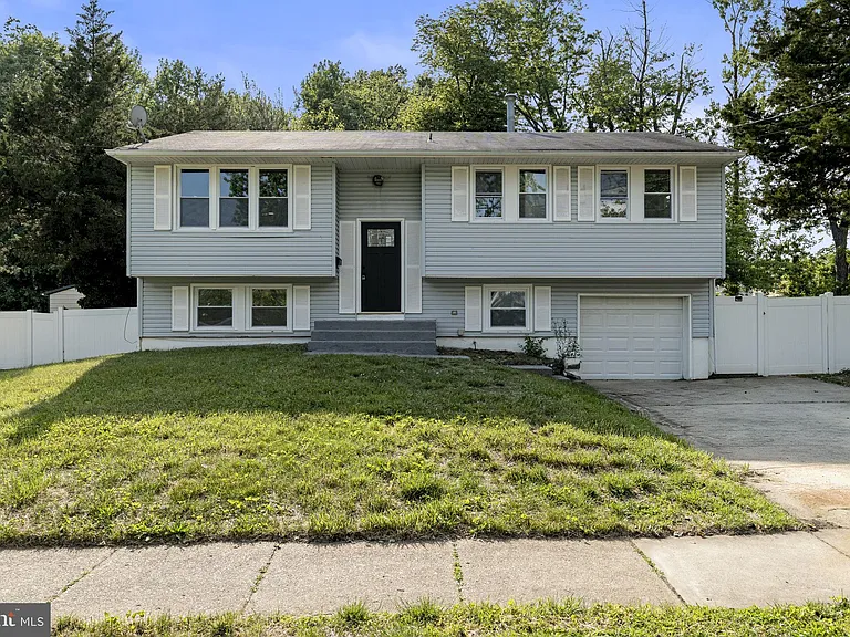 901 Russo Dr — Photo 3