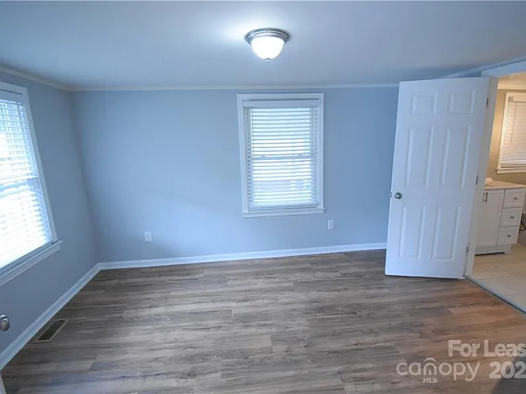 1077 Henderson St — Photo 22