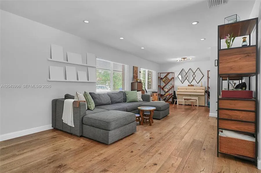 4 bed, 2098 sqft, $9,000 — Photo 3