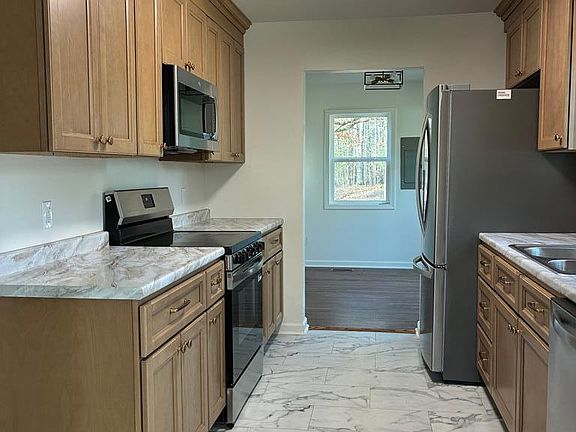 3rd image of 220 Bluff Rd