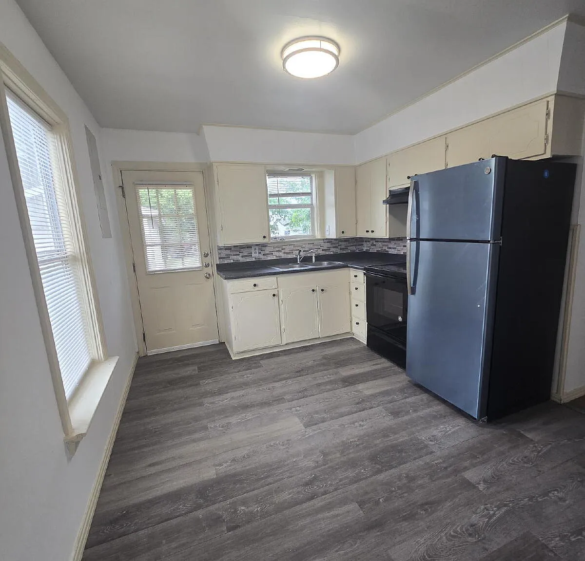 2 bed, 1.0 bath, 568 sqft, $1,200 — Photo 2
