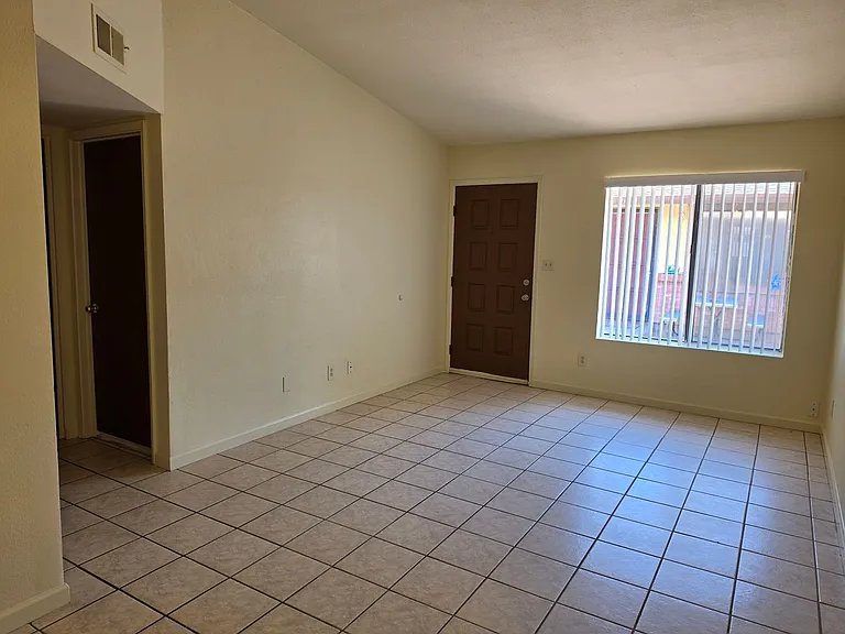 GAU01 627 E Knoll — Photo 8