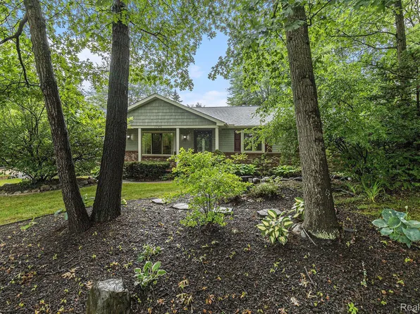 1746 Ridge Rd, White Lake, MI 48383