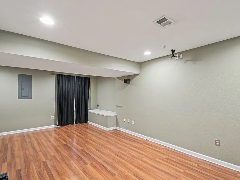 8938 Boehm Dr — Photo 20