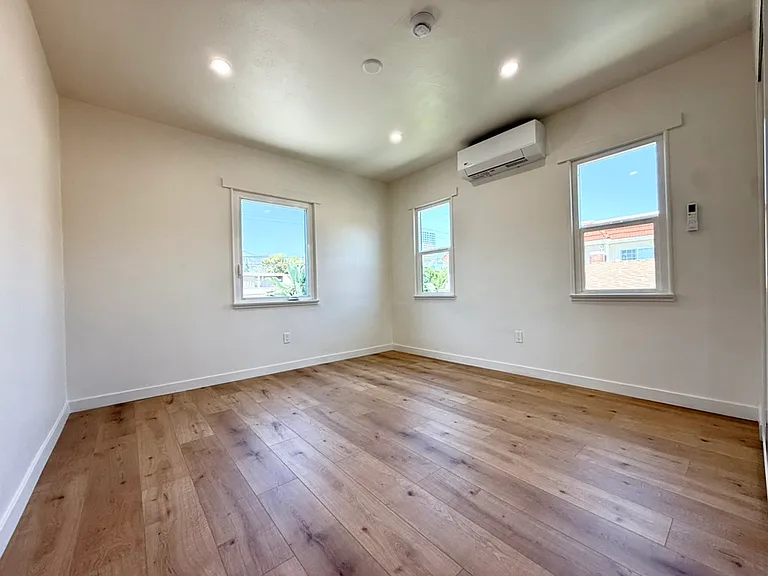 441 1/2 W Lexington Dr — Photo 8