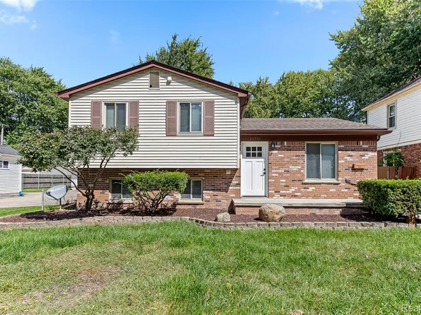 21701 Pleasant St, Saint Clair Shores, MI 48080