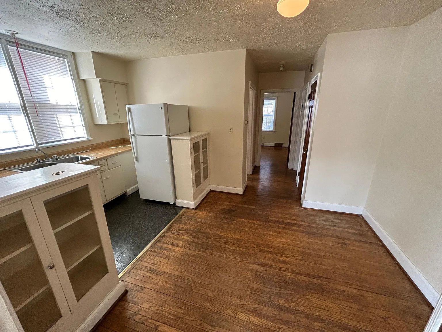 2123 Gladstone Ave — Photo 4