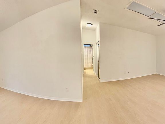 5th image of 154 Woodbridge Cir S #S