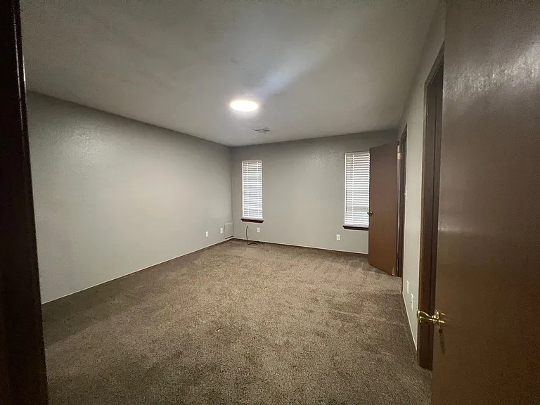 824-930 Railhead Dr — Photo 12