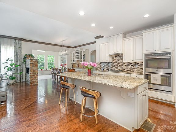 3rd image of 2075 Vixon Ln