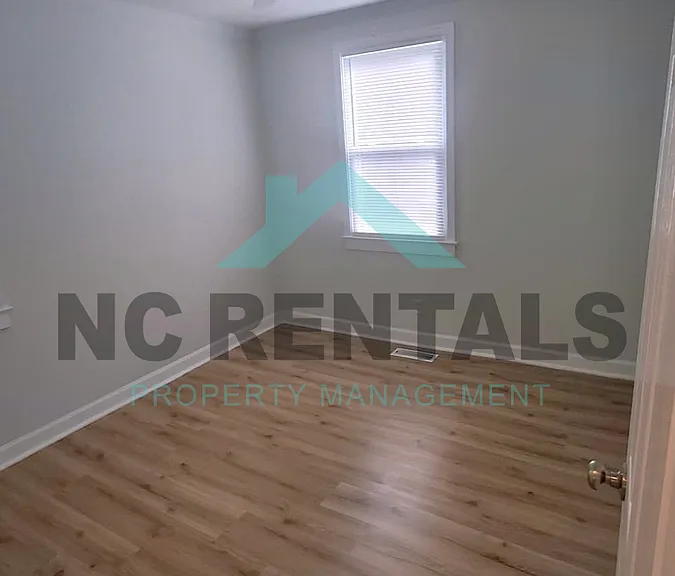 1323 Mayfair Ave — Photo 11
