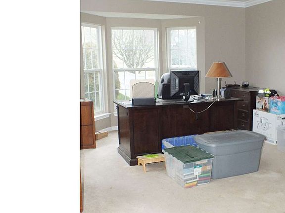 5th image of 303 Jessica Dr