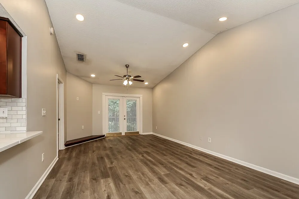 3 bed, 2.0 bath, 1281 sqft, $1,785 — Photo 4