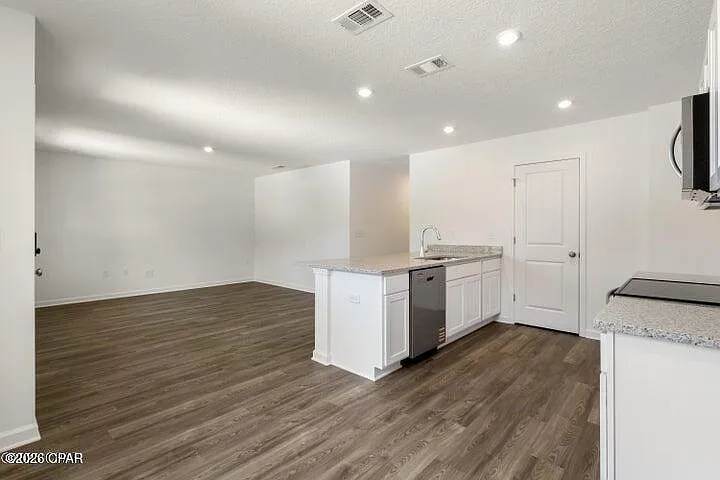 3 bed, 1100 sqft, $1,500 — Photo 3